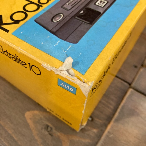 Vintage Kodak Ektralite 10 Camera with Built-In Electronic Flash - Picture 4 of 13